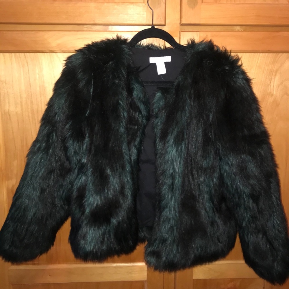 H&m faux fur jacket fits like a small